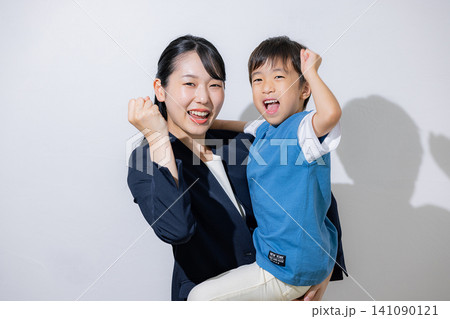 働くお母さんと子供 働くお母さんと子供 141090121