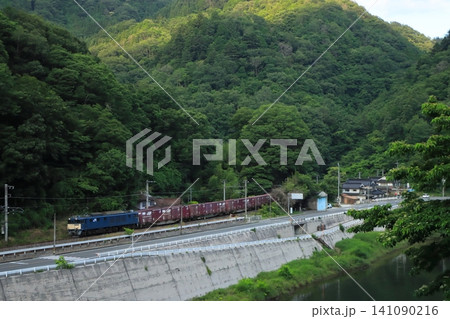 箱庭のような風景の伯備線を力走するEF64-1025号機牽引の貨物列車_2026/6/18撮影 箱庭のような風景の伯備線を力走するEF64-1025号機牽引の貨物列車_2026/6/18撮影 141090216