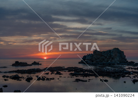 日本海を一望できる大岩の夕日 青森県西津軽郡深浦町 日本海を一望できる大岩の夕日 青森県西津軽郡深浦町 141090224