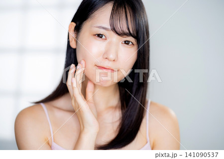 スキンケアをする若い女性 トラブル スキンケアをする若い女性 トラブル 141090537