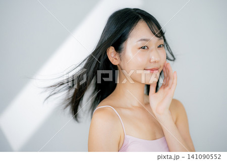 髪を靡かせる若い女性 髪を靡かせる若い女性 141090552