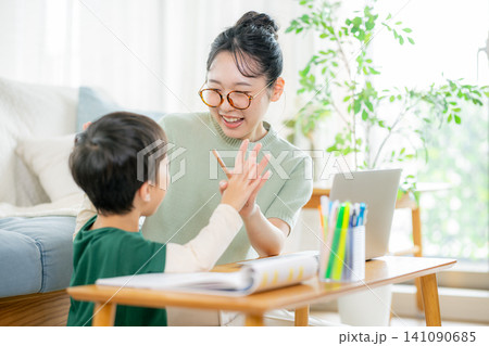 勉強する小学生と働くママ 勉強する小学生と働くママ 141090685