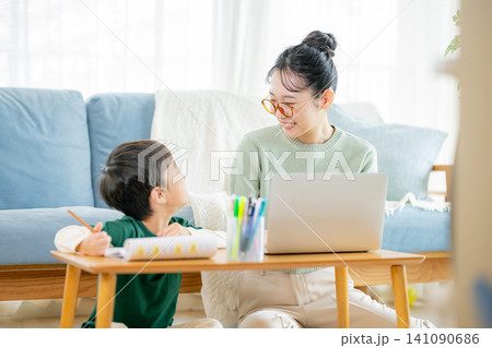 勉強する小学生と働くママ 勉強する小学生と働くママ 141090686