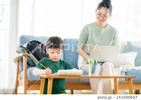 勉強する小学生と働くママ 勉強する小学生と働くママ 141090687