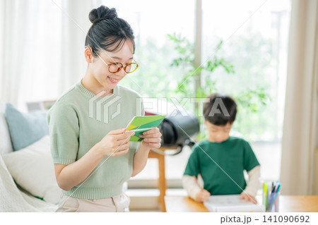家族、リビング、ママ、通帳 家族、リビング、ママ、通帳 141090692