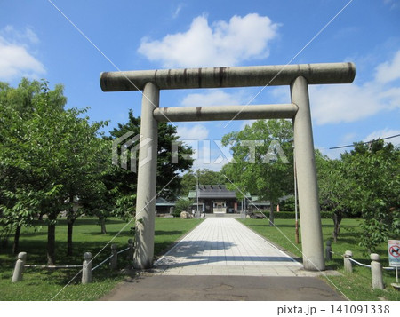 札幌護国神社の鳥居と参道!北海道札幌市中央区 札幌護国神社の鳥居と参道!北海道札幌市中央区 141091338