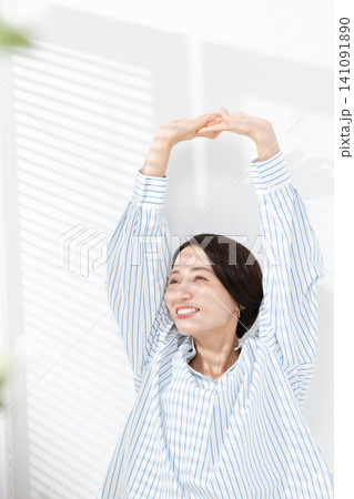 伸びをする女性 伸びをする女性 141091890