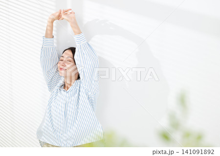 伸びをする女性 伸びをする女性 141091892