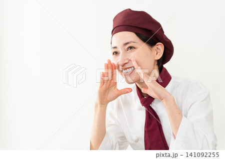 パン屋のユニフォームを着ている女性 パン屋のユニフォームを着ている女性 141092255