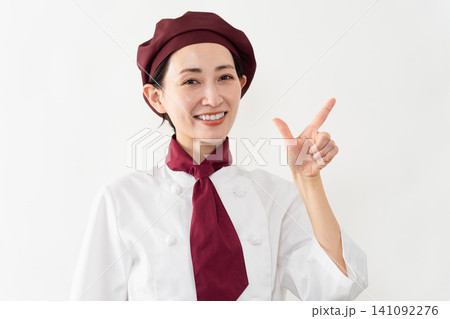 パン屋のユニフォームを着ている女性 パン屋のユニフォームを着ている女性 141092276