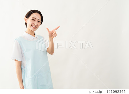 水色のエプロンを着た女性 介護士イメージ 水色のエプロンを着た女性 介護士イメージ 141092363