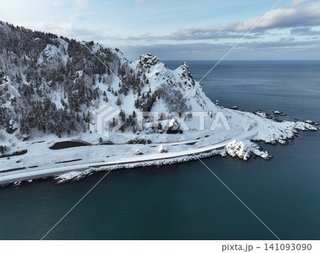 雪原に佇む北見神威岬と灯台 冬のオホーツク海 141093090