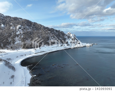 雪原に佇む北見神威岬と灯台 冬のオホーツク海 雪原に佇む北見神威岬と灯台 冬のオホーツク海 141093091