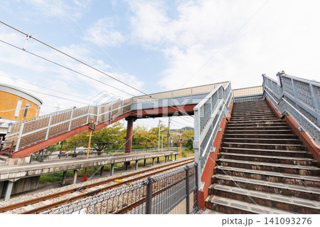 ローカル駅にあるホーム間を行き来する歩道橋 ローカル駅にあるホーム間を行き来する歩道橋 141093276