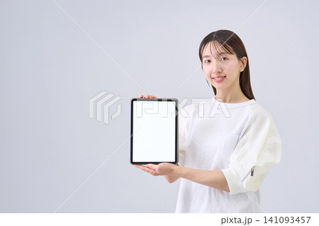 タブレットの画面を提示する日本人女性 タブレットの画面を提示する日本人女性 141093457