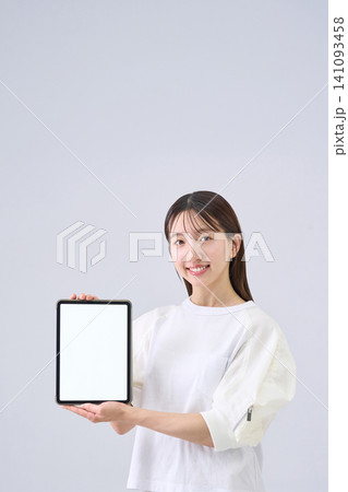 タブレットの画面を提示する日本人女性 タブレットの画面を提示する日本人女性 141093458