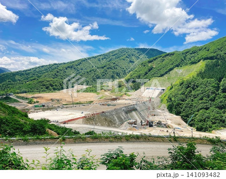 山間部で建設が進む大規模ダム工事現場の全景 山間部で建設が進む大規模ダム工事現場の全景 141093482