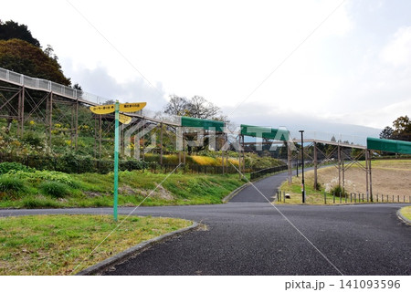 神奈川県 県立おだわら諏訪の原公園の陽だまりの丘散策路と道案内とローラーすべり台 神奈川県 県立おだわら諏訪の原公園の陽だまりの丘散策路と道案内とローラーすべり台 141093596
