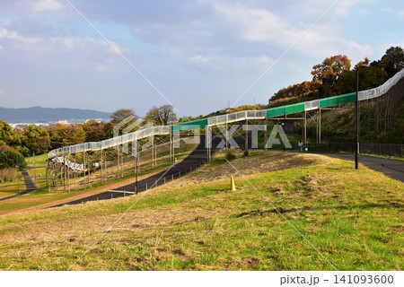 神奈川県 県立おだわら諏訪の原公園の陽だまりの丘散策路と黄葉とローラーすべり台 神奈川県 県立おだわら諏訪の原公園の陽だまりの丘散策路と黄葉とローラーすべり台 141093600