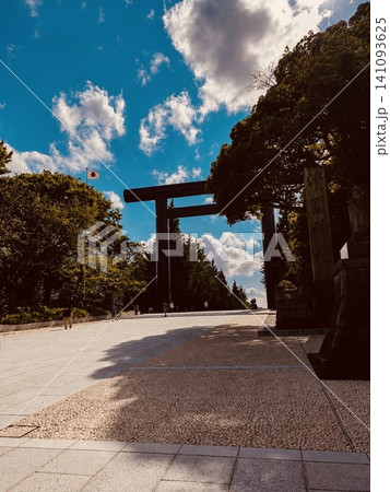 青空と白い雲に包まれた靖国神社の大鳥居 青空と白い雲に包まれた靖国神社の大鳥居 141093625