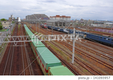 貨物列車が通過中のJR貨物 愛知機関区 (愛知県稲沢市) 貨物列車が通過中のJR貨物 愛知機関区 (愛知県稲沢市) 141093957