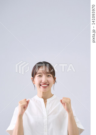 応援のポーズをする若い女性 応援のポーズをする若い女性 141093970