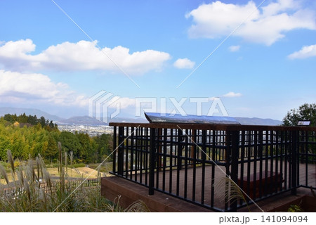 神奈川県 県立おだわら諏訪の原公園のスロープデッキ(空中歩道)展望台と秋景色 神奈川県 県立おだわら諏訪の原公園のスロープデッキ(空中歩道)展望台と秋景色 141094094