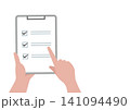 チェックリストを確認する手元のベクターイラスト素材 141094490