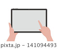 タブレットを操作する手のベクターイラスト素材 141094493