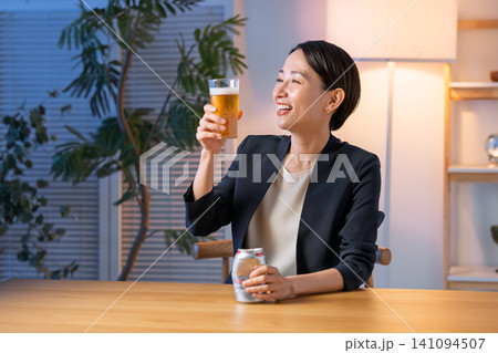 ビールを飲む女性 ビールを飲む女性 141094507