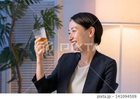 ビールを飲む女性 ビールを飲む女性 141094509