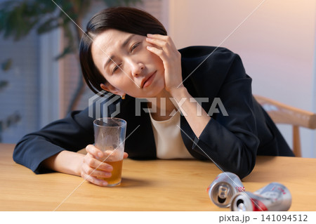 ビールを飲む女性 ビールを飲む女性 141094512