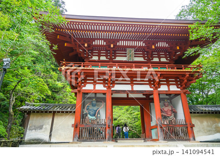 奈良県宇陀市 新緑が美しい室生寺の入り口にある仁王門 奈良県宇陀市 新緑が美しい室生寺の入り口にある仁王門 141094541