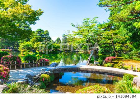 春の金沢 兼六園 徽軫灯籠(ことじとうろう)と霞ヶ池 春の金沢 兼六園 徽軫灯籠(ことじとうろう)と霞ヶ池 141094594
