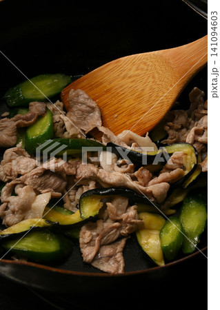豚肉と茄子と胡瓜を炒めている様子 141094603