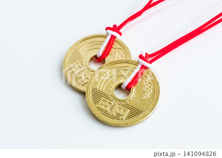 ご縁 縁結び 五円玉に赤い紐 ご縁 縁結び 五円玉に赤い紐 141094826