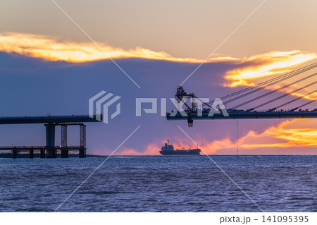 Construction of Danjiang Bridge at Sunset in Tamsui, Taiwan 141095395