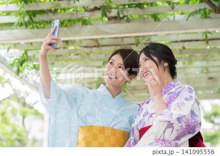 スマホで写真を自撮りする浴衣の女性たち 141095556