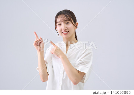 両手で指差しする日本人女性 両手で指差しする日本人女性 141095896
