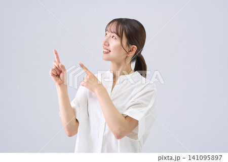 両手で指差しする日本人女性 両手で指差しする日本人女性 141095897