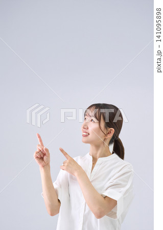両手で指差しする日本人女性 両手で指差しする日本人女性 141095898