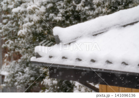 大雪で瓦屋根に雪が大量積雪した住宅街の冬の風景 141096136