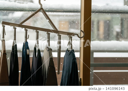 連結ハンガーに雪の窓際で洗濯物を室内干し 連結ハンガーに雪の窓際で洗濯物を室内干し 141096143