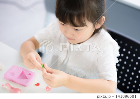粘土遊びに集中して創造力を育む女の子・知育遊びと幼児教育や療育や発達支援イメージ 粘土遊びに集中して創造力を育む女の子・知育遊びと幼児教育や療育や発達支援イメージ 141096681
