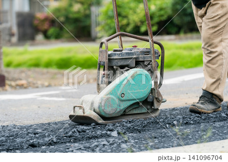 道路の舗装工事 141096704