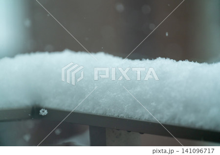 バルコニーの手すりにふわふわと積もった新雪のクローズアップ バルコニーの手すりにふわふわと積もった新雪のクローズアップ 141096717