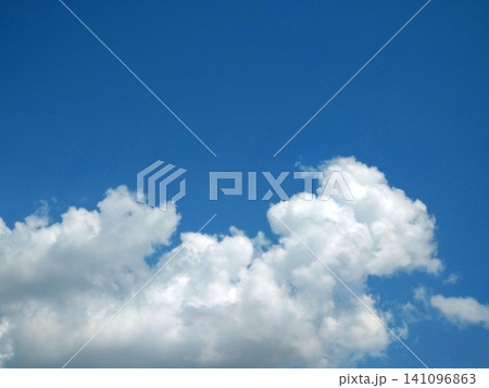 青空に浮かぶ入道雲と夏空のコピースペース 青空に浮かぶ入道雲と夏空のコピースペース 141096863