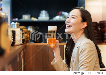 居酒屋で生ビールを飲むビジネスウーマン 居酒屋で生ビールを飲むビジネスウーマン 141097001