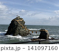 夫婦岩と青い海 141097160