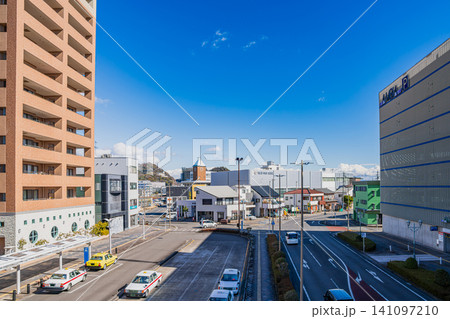 晴れた日のJR焼津駅南口の風景(静岡県) 晴れた日のJR焼津駅南口の風景(静岡県) 141097210